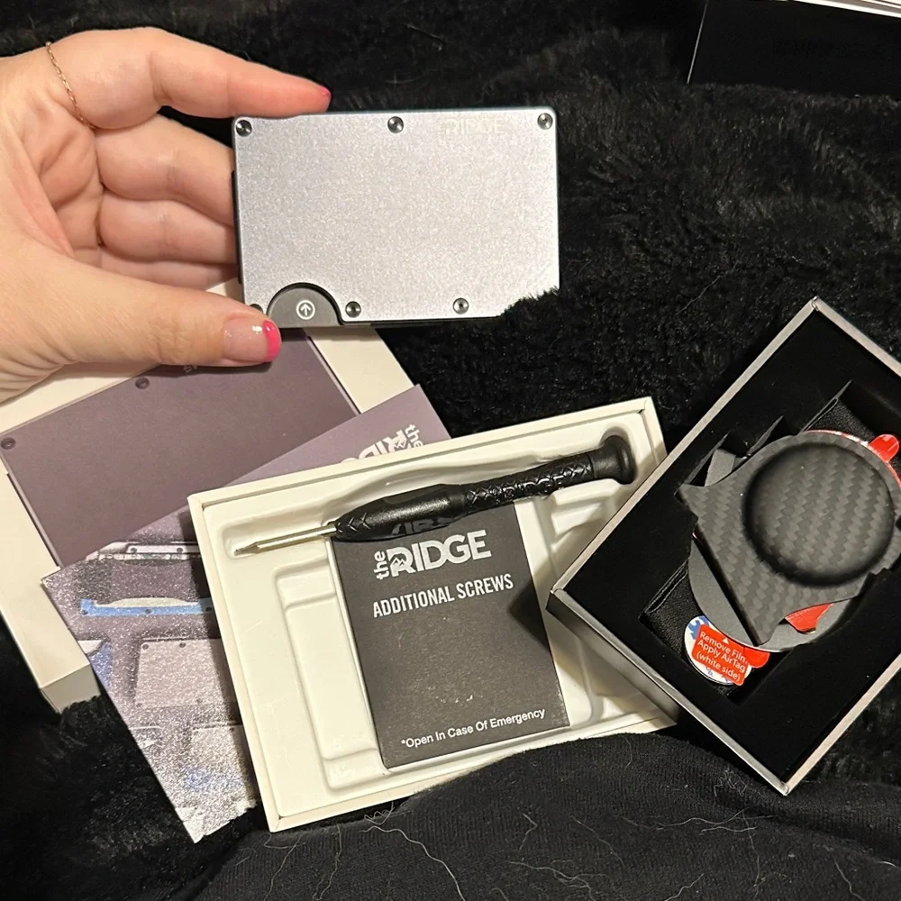 Ridge Metal Wallet with Accessories